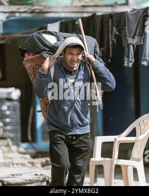 Le persone che lavorano o vivono lungo il percorso del campo base dell'Annapurna Foto Stock