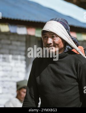 Le persone che lavorano o vivono lungo il percorso del campo base dell'Annapurna Foto Stock