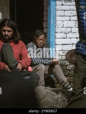 Le persone che lavorano o vivono lungo il percorso del campo base dell'Annapurna Foto Stock