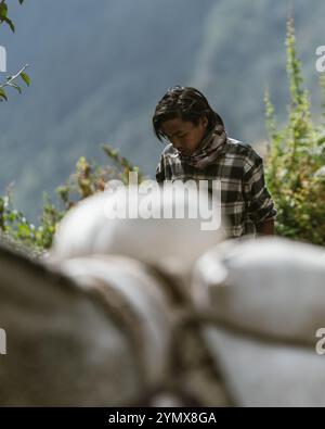 Le persone che lavorano o vivono lungo il percorso del campo base dell'Annapurna Foto Stock