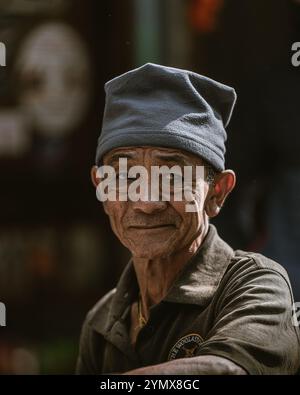 Le persone che lavorano o vivono lungo il percorso del campo base dell'Annapurna Foto Stock