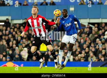 Sepp van den Berg di Brentford (a sinistra) e Abdoulaye Doucoure di Everton si battono per il pallone durante la partita di Premier League a Goodison Park, Liverpool. Data foto: Sabato 23 novembre 2024. Foto Stock