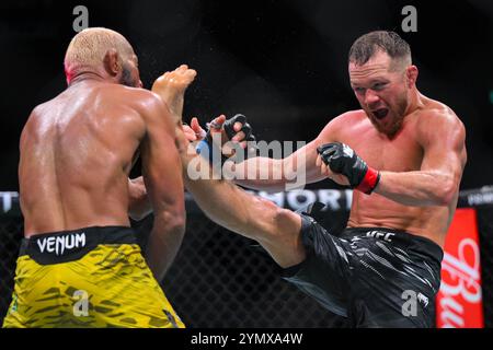 Macao, Cina. 23 novembre 2024. Petr Yan (R) della Russia combatte contro Deiveson Figueiredo del Brasile durante l'incontro dei pesi gallo maschile della UFC Fight Night a Macao, nel sud della Cina, 23 novembre 2024. Crediti: Cheong Kam Ka/Xinhua/Alamy Live News Foto Stock