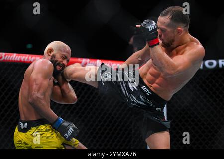 Macao, Cina. 23 novembre 2024. Petr Yan (R) della Russia combatte contro Deiveson Figueiredo del Brasile durante l'incontro dei pesi gallo maschile della UFC Fight Night a Macao, nel sud della Cina, 23 novembre 2024. Crediti: Cheong Kam Ka/Xinhua/Alamy Live News Foto Stock