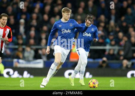 Liverpool, Regno Unito. 23 novembre 2024. Jarrad Branthwaite di Everton in azione. Partita di Premier League, Everton contro Brentford al Goodison Park di Liverpool sabato 23 novembre 2024. Questa immagine può essere utilizzata solo per scopi editoriali. Solo per uso editoriale, foto di Chris Stading/Andrew Orchard fotografia sportiva/Alamy Live news credito: Andrew Orchard fotografia sportiva/Alamy Live News Foto Stock