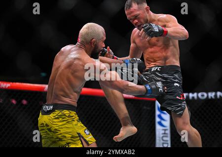 Macao, Cina. 23 novembre 2024. Petr Yan (R) della Russia combatte contro Deiveson Figueiredo del Brasile durante l'incontro dei pesi gallo maschile della UFC Fight Night a Macao, nel sud della Cina, 23 novembre 2024. Crediti: Cheong Kam Ka/Xinhua/Alamy Live News Foto Stock