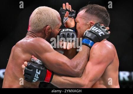 Macao, Cina. 23 novembre 2024. Petr Yan (R) della Russia combatte contro Deiveson Figueiredo del Brasile durante l'incontro dei pesi gallo maschile della UFC Fight Night a Macao, nel sud della Cina, 23 novembre 2024. Crediti: Cheong Kam Ka/Xinhua/Alamy Live News Foto Stock