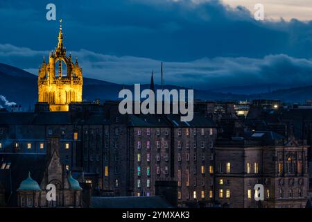 Vista notturna del centro di Edimburgo con la corona della chiesa di St Giles illuminata. Scozia, Regno Unito Foto Stock