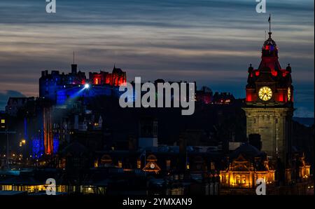 Ammira il centro della città di notte con la torre dell'orologio Balmoral e il castello di Edimburgo illuminato, Edimburgo, Scozia, Regno Unito Foto Stock