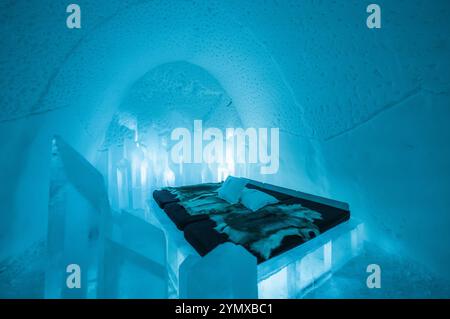 Jukkasjarvi, Svezia - 4 gennaio 2022: Arte del ghiaccio e mobili nell'Ice Hotel di Jukkasjarvi vicino a Kiruna in Svezia Foto Stock