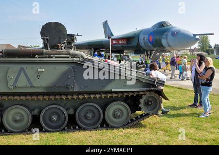 In mostra la storica storia militare conservata dell'epoca. Ex bombardiere della Royal Air Force Avro Vulcan XL426 e British Army Alvis FV103 Spartan Foto Stock