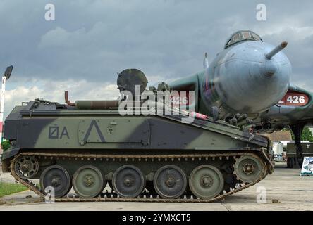 In mostra la storica storia militare conservata dell'epoca. Ex bombardiere della Royal Air Force Avro Vulcan XL426 e British Army Alvis FV103 Spartan Foto Stock