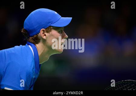 Malaga, Spagna. 23 novembre 2024. Jannik Sinner, squadra italiana in azione contro Alex de Minaur, squadra australiana vista in azione durante la semifinale di Coppa Davis Final 8 Singles Match 2 Martin Carpena Arena. (Foto di Vicente Vidal Fernandez/Sipa USA) credito: SIPA USA/Alamy Live News Foto Stock