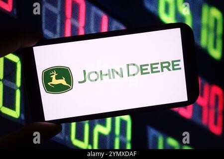 In questa immagine, il logo John Deere Company viene visualizzato sullo schermo di uno smartphone. Foto Stock
