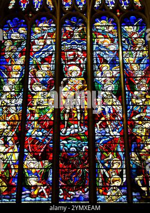 OXFORD, Regno Unito - 23 AGOSTO 2017: Vetrata raffigurante l'Arcangelo Michele e gli angeli che uccidono il drago. Cattedrale di Christ Church College. Foto Stock