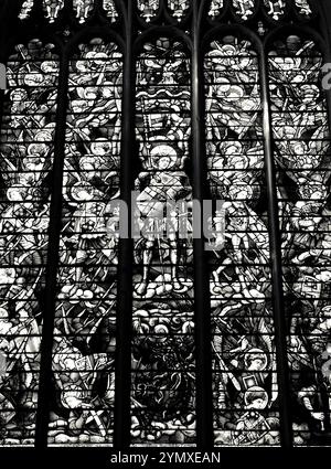 OXFORD, Regno Unito - 23 AGOSTO 2017: Vetrata raffigurante l'Arcangelo Michele che uccide il drago. Cattedrale di Christ Church College. Bianco e nero Foto Stock