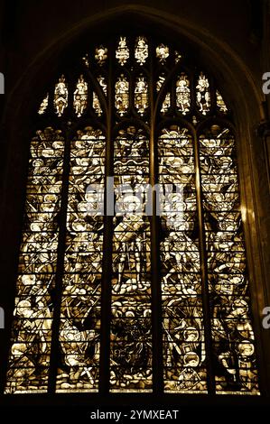 OXFORD, Regno Unito - 23 AGOSTO 2017: Vetrata raffigurante l'Arcangelo Michele che uccide il drago. Cattedrale di Christ Church College. Foto seppia. Foto Stock