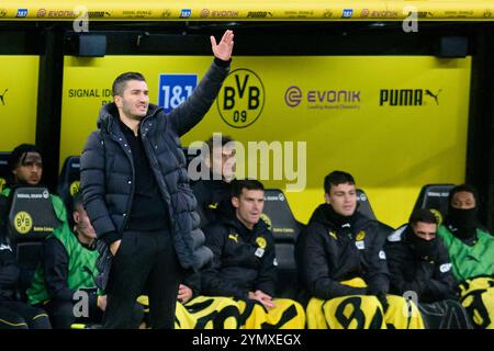 Dortmund, Germania. 23 novembre 2024. L'allenatore del Dortmund, Nuri Sahin, fa gesti a margine durante la partita di calcio della Bundesliga tedesca tra il Borussia Dortmund e il Freiburg al Signal Iduna Park. Credito: Bernd Thissen/dpa - AVVISO IMPORTANTE: Le normative DFL e DFB vietano qualsiasi uso di fotografie come sequenze di immagini e/o quasi-video./dpa/Alamy Live News Foto Stock