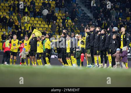 Dortmund, Germania. 23 novembre 2024. I giocatori del Dortmund celebrano la vittoria della loro squadra dopo la partita di calcio della Bundesliga tedesca tra il Borussia Dortmund e il Freiburg al Signal Iduna Park. Credito: Bernd Thissen/dpa - AVVISO IMPORTANTE: Le normative DFL e DFB vietano qualsiasi uso di fotografie come sequenze di immagini e/o quasi-video./dpa/Alamy Live News Foto Stock