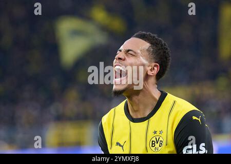 Dortmund, Germania. 23 novembre 2024. Felix Nmecha di Dortmund celebra il secondo gol della sua squadra durante la partita di calcio della Bundesliga tedesca tra Borussia Dortmund e SC Freiburg al Signal Iduna Park. Credito: Bernd Thissen/dpa - AVVISO IMPORTANTE: Le normative DFL e DFB vietano qualsiasi uso di fotografie come sequenze di immagini e/o quasi-video./dpa/Alamy Live News Foto Stock