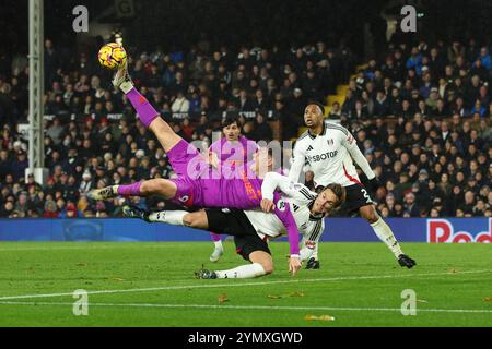 LONDRA, Regno Unito - 23 novembre 2024: Jorgen Strand Larsen dei Wolverhampton Wanderers tenta un calcio di testa durante la partita di Premier League tra il Fulham FC e il Wolverhampton Wanderers FC al Craven Cottage (credito: Craig Mercer/ Alamy Live News) Foto Stock