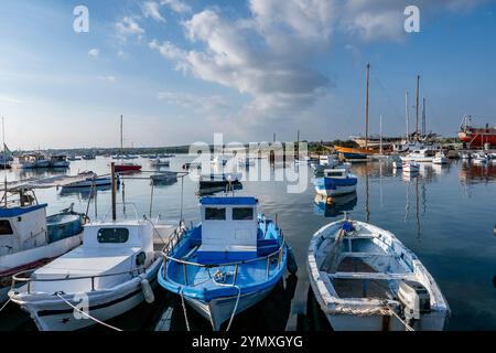 Barche da pesca nel porto turistico di Porto Portopalo vicino alla città di Portopalo di Capo Passero in Sicilia, Italia. Crediti fotografici: Sam Mellish Foto Stock