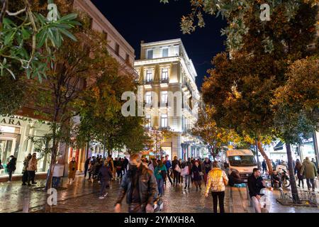 Atene, Grecia - 24 novembre 2021: Ermou o Hermes Street è una strada per lo shopping nel centro di Atene, che collega il sito archeologico di Kerameikos con il Syntag Foto Stock