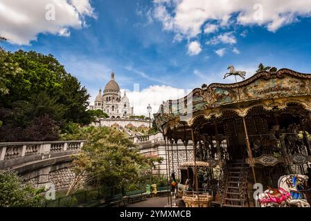 Basilica del Sacro cuore e Carrousel de Saint-Pierre a Montmartre in una giornata estiva - Parigi, Francia Foto Stock