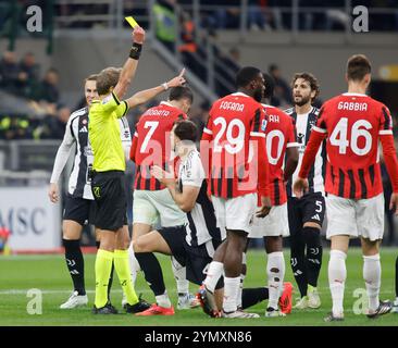 Milano, Italia. 23 novembre 2024. Refree.mostrando un cartellino giallo a Federico gatti della Juventus FC durante la partita di serie A italiana tra l'AC Milan e la Juventus FC il 23 novembre 2024 allo stadio San Siro di Milano, Italia Credit: Nderim Kaceli/Alamy Live News Foto Stock