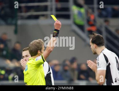 Milano, Italia. 23 novembre 2024. Refree.mostrando un cartellino giallo a Federico gatti della Juventus FC durante la partita di serie A italiana tra l'AC Milan e la Juventus FC il 23 novembre 2024 allo stadio San Siro di Milano, Italia Credit: Nderim Kaceli/Alamy Live News Foto Stock