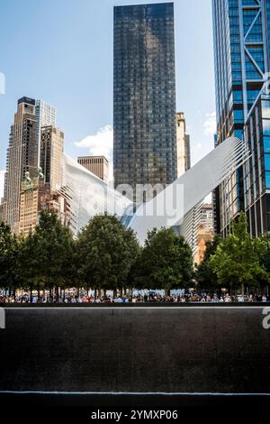 Oculus Transportation Center e Memorial Pool presso il sito del 9-ll Memorial, progettato da Santiago Calatrava, New York City, NY, USA Foto Stock