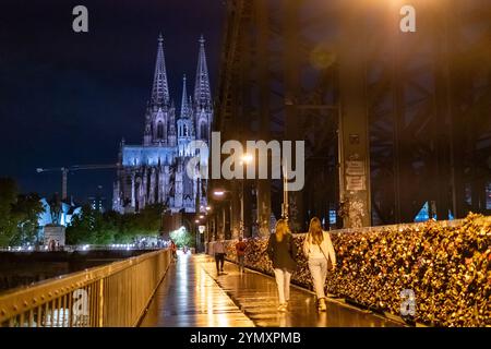 Colonia, Renania settentrionale-Vestfalia Germania - 5.05.2023: Scena notturna della Cattedrale di Colonia illuminata contro un cielo buio, vista dalla Hohenzollern Bridg Foto Stock