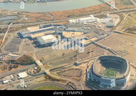 Meadowlands, New Jersey, USA - 31 ottobre 2024 - Fotografia aerea dello stadio Metlife, del complesso commerciale American Dream e delle Meadowlands. Foto Stock