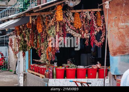 Uno stand presso il Dezerter Bazaar, un mercato a Tbilisi (Georgia) che vende erbe secche, peperoni secchi, cipolle e altre spezie Foto Stock