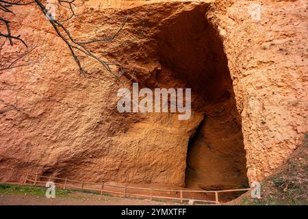 Las Médulas, la Cuevona, Monumento-zona archeologica di Las Médulas, miniere a cielo aperto dell'antico Impero Romano, Comunità autonoma di Castiglia e. Foto Stock