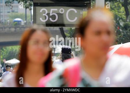 San Paolo, SP, Brasile - 12 settembre 2019: Il termometro digitale stradale visualizza una temperatura di 35 gradi celsius durante un'onda di calore estrema. Foto Stock