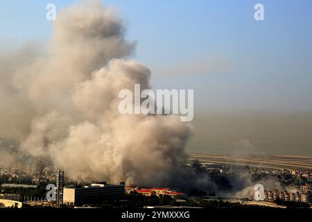 Beirut, Libano. 23 novembre 2024. Il fumo fuoriesce dalla zona bersaglio di un attacco aereo israeliano nel sobborgo meridionale di Beirut. Incursioni israeliane nel sobborgo meridionale, un bastione per Hezbollah filo-iraniano è arrivato dopo un massiccio sciopero all'alba nel quartiere di basta a Beirut che ha demolito un edificio di otto piani. Almeno 11 persone sono state uccise e 63 altri feriti secondo il ministero della salute. (Credit Image: © Marwan Naamani/ZUMA Press Wire) SOLO PER USO EDITORIALE! Non per USO commerciale! Crediti: ZUMA Press, Inc./Alamy Live News Foto Stock