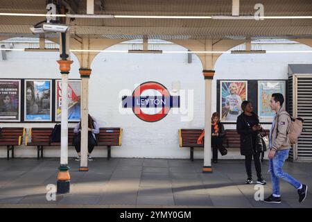 Stazione della metropolitana di Leyton sulla Central line, a nord-est di Londra, Waltham Forest, Regno Unito Foto Stock