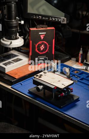 Lo smartphone è in fase di riparazione con vetri rotti presso un servizio di riparazione telefonica professionale in officina Foto Stock
