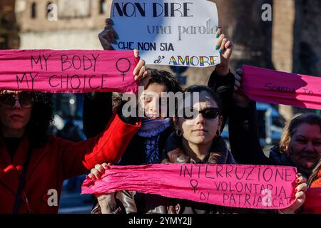 Roma, Italia, 23 novembre 2024. I manifestanti partecipano a una manifestazione in occasione della giornata internazionale per l'eliminazione della violenza contro le donne. Crediti: Riccardo De Luca - aggiornamento immagini/Alamy Live News Foto Stock