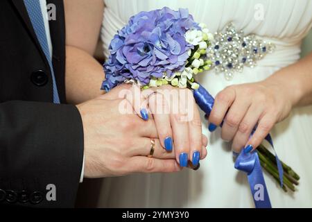 Mani di sposi novelli, anelli e Unione di nozze Foto Stock