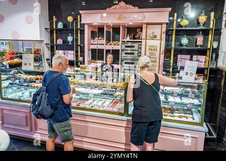 Napoli, centro storico, via Foria, Tarallificio Leopoldo, pasticceria, taralli tradizionali napoletani, interno Foto Stock