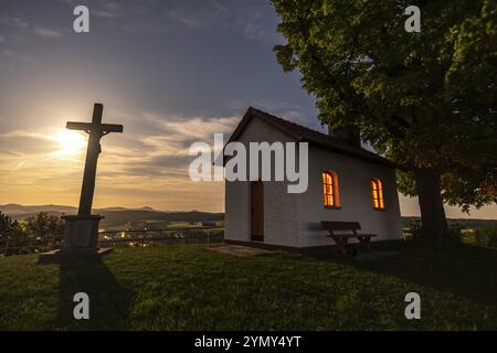 Atmosfera serale presso la Cappella Linsberg nel Rhoen dell'Assia Foto Stock
