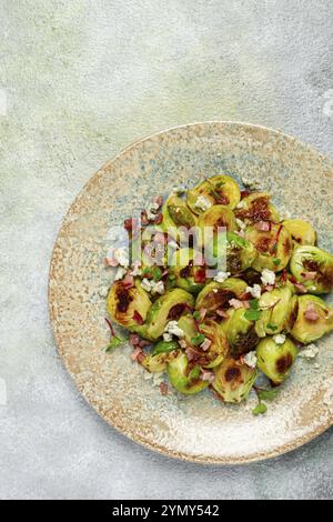 Cavoletti di bruxelles arrostiti, con pancetta, piatti vegetariani, fatti in casa, niente persone Foto Stock