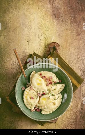 Gnocchi, con prosciutto fritto, un piatto tradizionale della cucina polacca, gnocchi, vista dall'alto, primo piano, senza persone Foto Stock