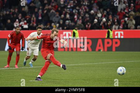 Rigore, calcio di rigore azione azione possibilità di gol Harry Kane FC Bayern Monaco FCB (09) Allianz Arena, Monaco, Baviera, Germania, Europa Foto Stock