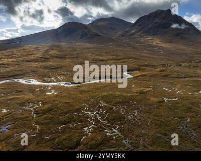 Luce del mattino, atmosfera nuvolosa, raggi del sole, fiume, brughiera, paesaggio montano, vista aerea, autunno, Glen Etive, Glencoe, Highlands scozzesi, Scozia, grande B Foto Stock