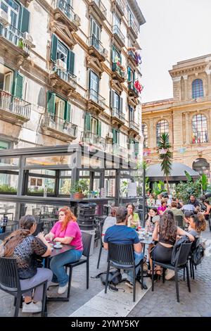 Napoli, centro storico, vicino via Toledo, caffè, caffetteria, patio del ristorante, posti a sedere all'aperto, sala da pranzo Foto Stock