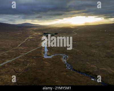 Luce mattutina, nuvole, raggi del sole, fiume, paesaggio montano, vista aerea, strada, autunno, Glencoe, vista del Kingshouse Hotel, Highlands scozzesi, Scozia Foto Stock