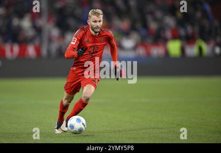 Konrad Laimer FC Bayern Munich FCB (27) azione sul pallone Allianz Arena, Monaco, Baviera, Germania, Europa Foto Stock